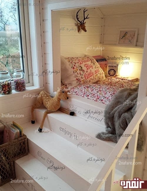 تخت خواب کودک کنار پنچره