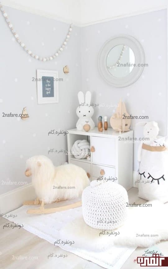 یک فضای بازی نه چندان بزرگ با ایده قرار دادن گوسفتد چوبی گهواره ای و قفسه ای برای قرار دادن سایر اسباب بازی ها