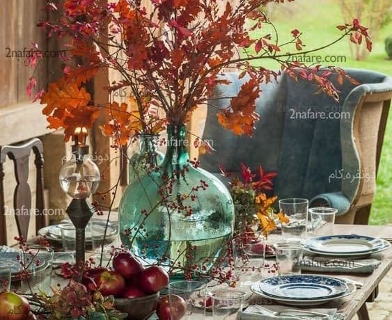 به کار بردن رنگ برگ های رنگارنگ به همراه چیدمانی از میوه های پاییزی