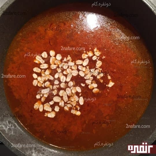 اضافه کردن آب مرغ و جو پرک