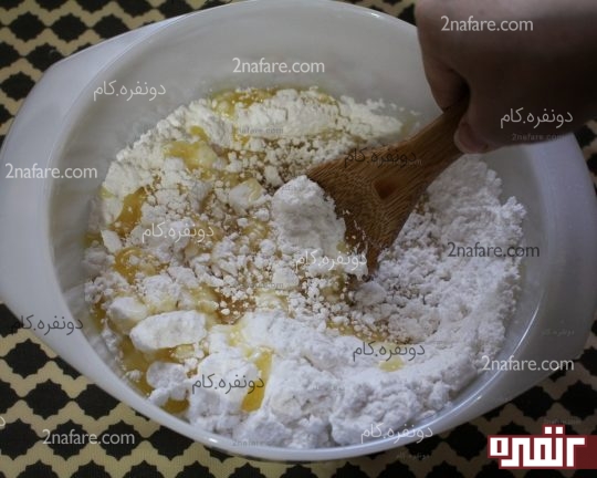 با یک قاشق چوبی پودر شکر رو به خورد مواد میدیم