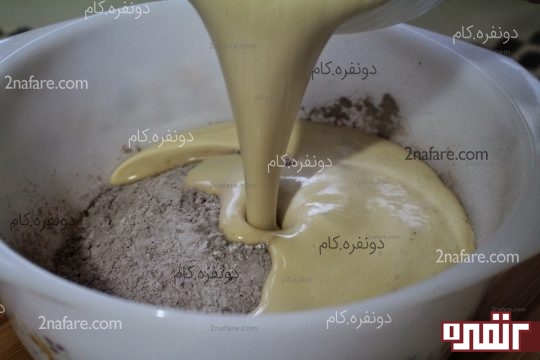 اضافه کردن مخلوط تخم مرغی به مواد خشک