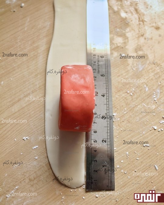 اندازه زدن خمیر قسمت سفید رنگ با خط کش