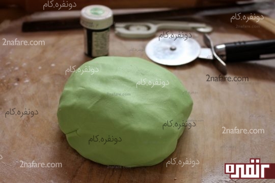 خمیر رنگ شده و آماده برای کار