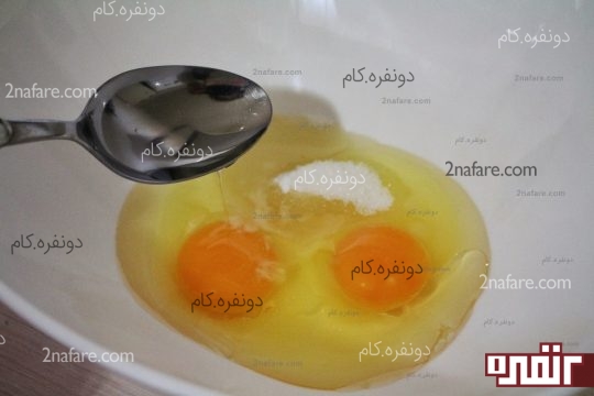 مخلوط تخم مرغ و شکر و روغن مایع 