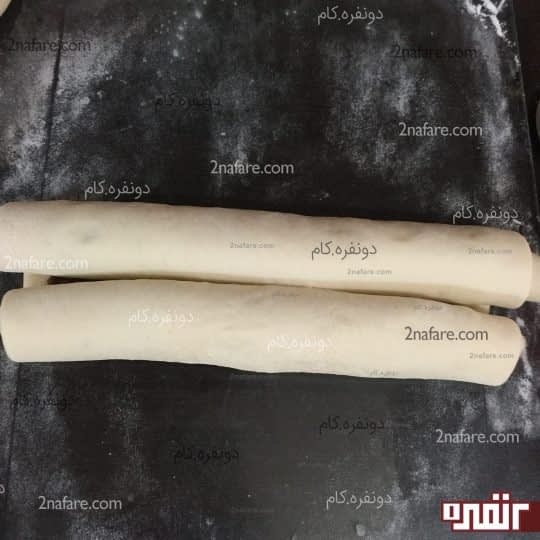 خمیر رول شده و آماده قرار دادن درقالب