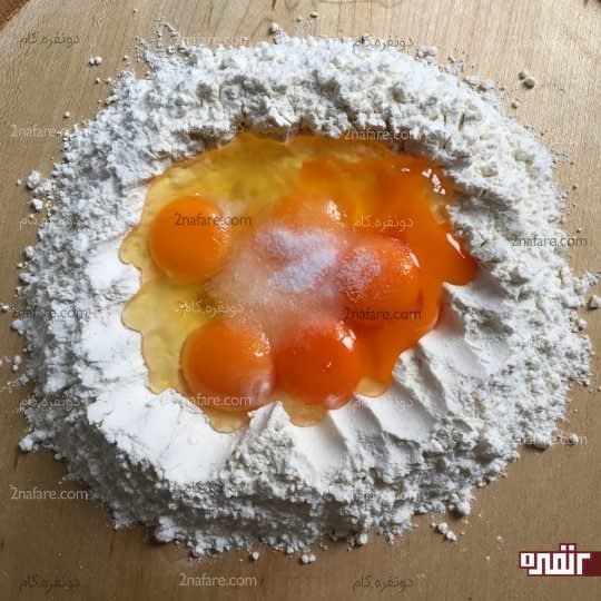 اضافه کردن تخم مرغ و نمک