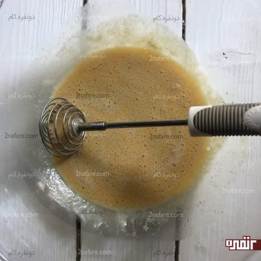 مخلوط کردن خمیر مایع با بقیه مواد