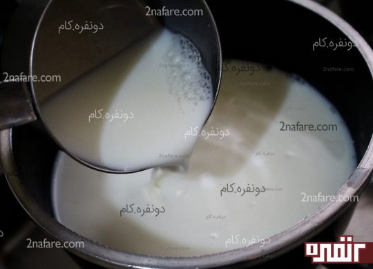 ریختن شیر داخل شیرجوش