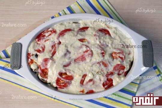 ریختن سس بشامل روی گوجه فرنگی ها