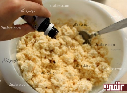 اضافه کردن اسانس وانیل به مخلوط پودر نارگیل و شیر عسلی