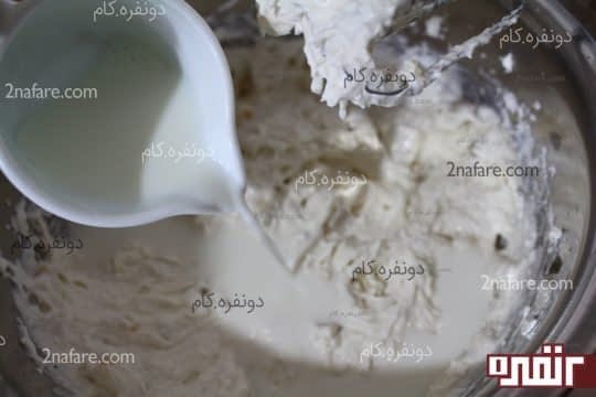 اضافه کردن شیر به مخلوط پنیری 