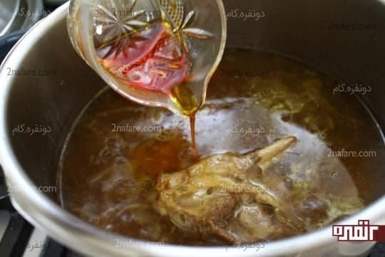 اضافه کردن زغفران دم کرده به آب گوشت 