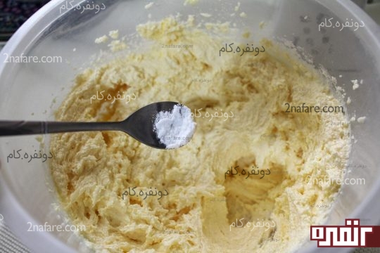 اضافه کردن وانیل به مخلوط کره و شکر و زرده تخم‌مرغ 