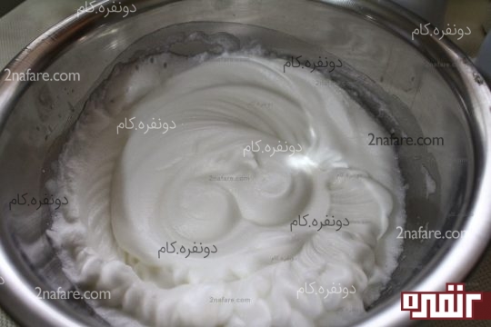 همزدن سفیده تخم مرغ و فرم گرفتن سفیده 