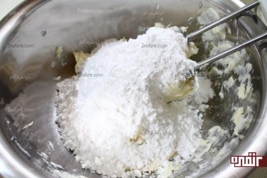 اضافه کردن پودر قند یا شکر به کره یا روغن جامد 