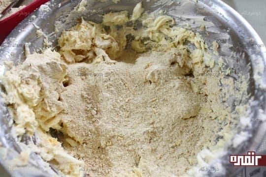 اضافه کردن تدریجی آرد نچودچی چی به مخلوط کره یا روغن با پودر قند 