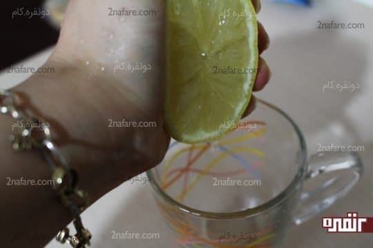 اضافه کردن آب لیمو ترش به آب سرد
