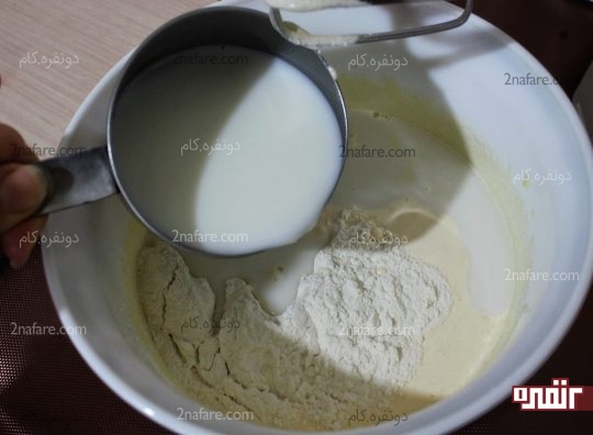 اضافه کردن شیر ولرمو ارد به مخلوط زرده و شکر