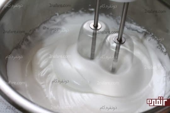 همزدن سفیده ها همراه با اسانس برای رسیدن به غلظت مناسب