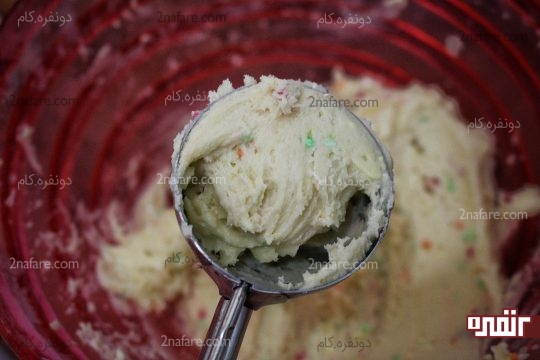 برداشتن خمیر با استفاده از اسکوپ بستنی 