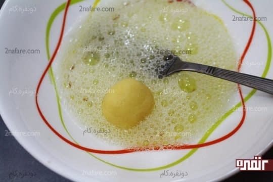 غلتاندن توپ های خمیری در سفیده تخم مرغ