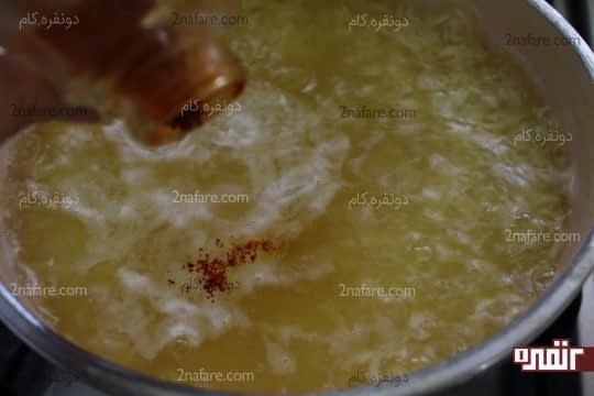 پخت اولیه برنج همراه با کمی زردچوبه و زعفران