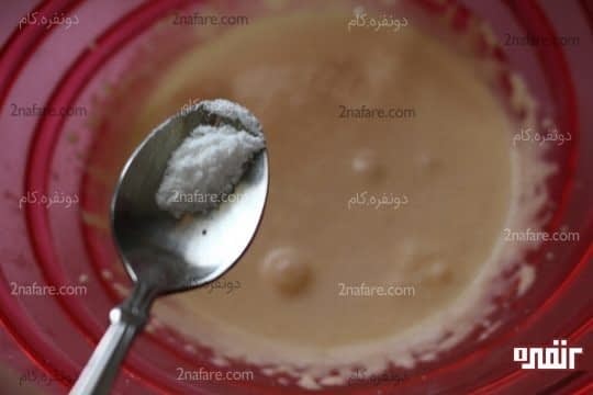 اضافه کردن وانیل به مخلوط تخم مرغ و شکر