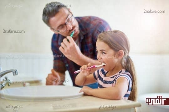با بازی و آواز خواندن مسواک زدن را برای کودک جالب کنید