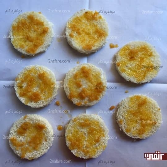 اضافه کردن سیر و کره به نان تست