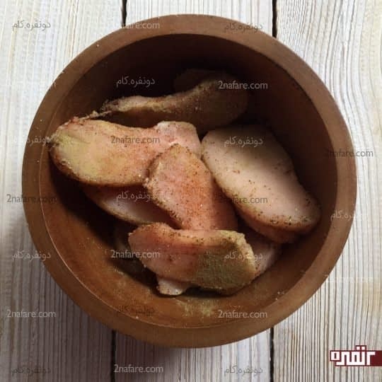 آغشته کردن مرغ به ادویه ها