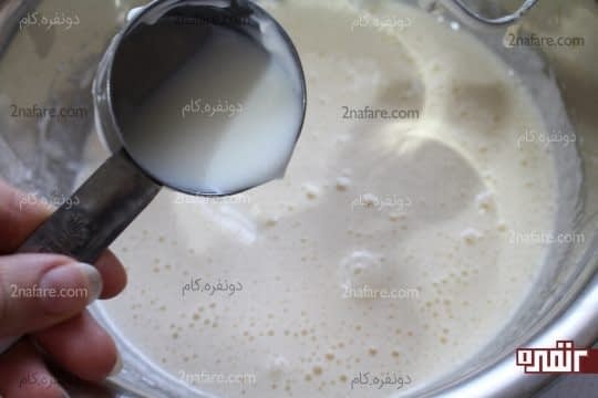 اضافه کردن شیر به مواد 