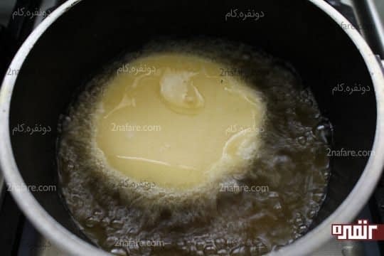 سرخ کردن پیراشکی ها درون روغن داغ