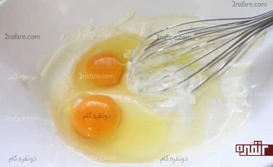 اضافه کردن تخم مرغ ها به مخلوط 