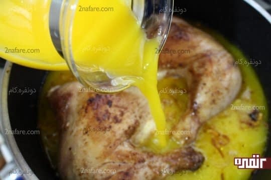 اضافه کردن آب پرتقال به مرغ و پیاز