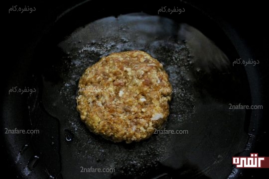 قرم دادن به گوشت و سرخ کردن همبرگر در روغن