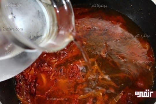 اضافه کردن آب یا استاک مرغ به رب گوجه فرنگی