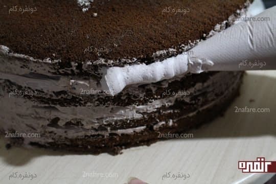 پوشاندن دورتا رور لایه های خارجی کیک