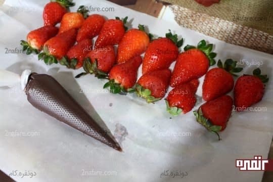 تزئین توت فرنگی ها با شکلات بن ماری شده