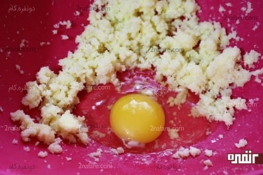 اضافه کردن تخم مرغ ها به مخلوط کره و شکر 