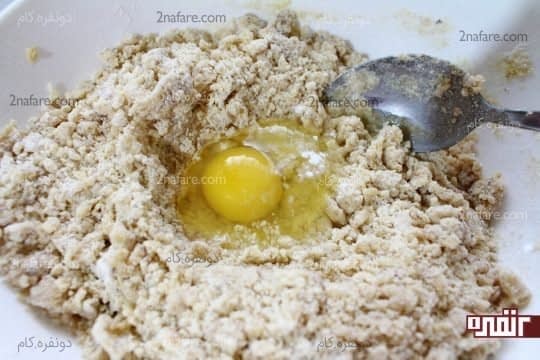 اضافه کردن تخم مرغ به مخلوط 