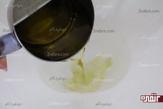 اضافه کردن روغن مایع به آب 