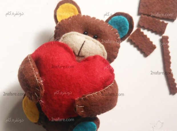 آموزش ساخت مگنت عروسک خرس نمدی چسباندن قلب خرس