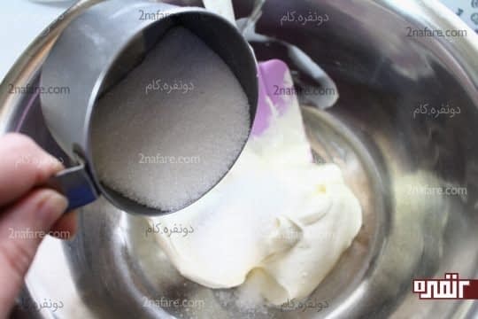 اضافه کردن شکر به پنیر خامه ای