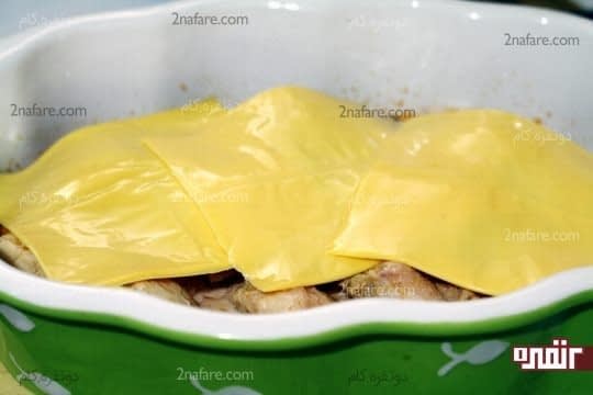 پوشاندن مرغ ها با یک لایه پنیر گودا