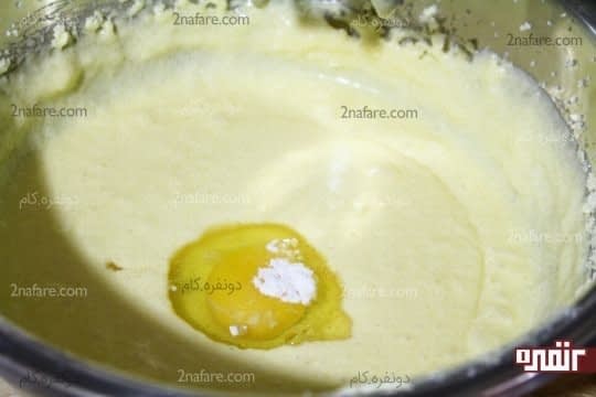 اضافه کردن اخرین تخم مرغ به همراه وانیل به مخلوط