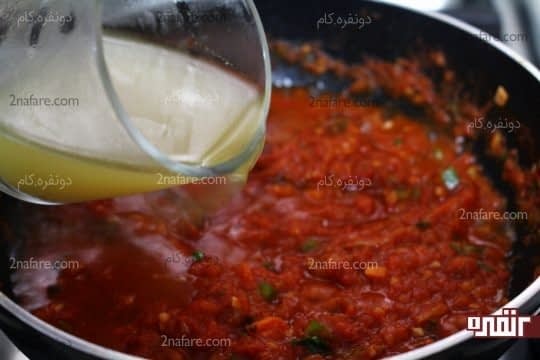 اضافه کردن استاک مرغ به سس گوجه فرنگی