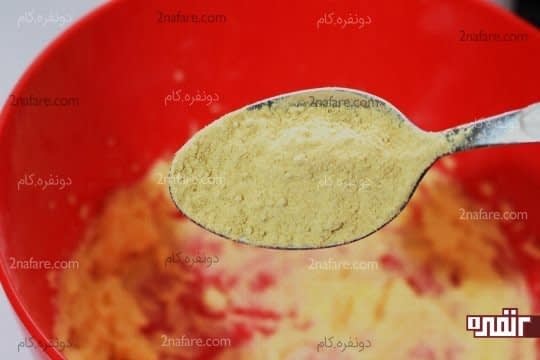 اضافه کردن پودر زنجبیل به مخلوط کره و شکر