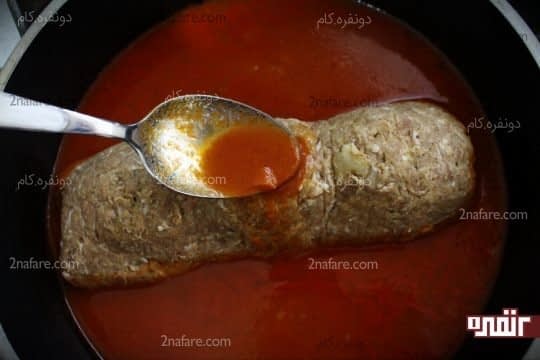 رول کردن گوشت و قرار دادن در سس گوجه فرنگی