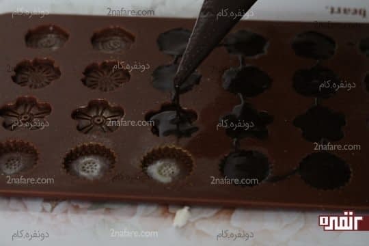 ریختن شکلات تمپر شده در قالب